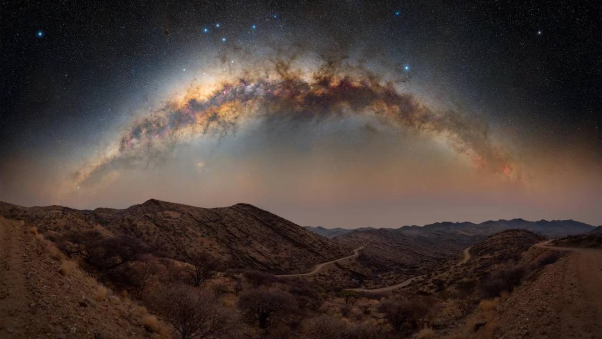 Cómo es dormir bajo las estrellas en el desierto más antiguo del mundo