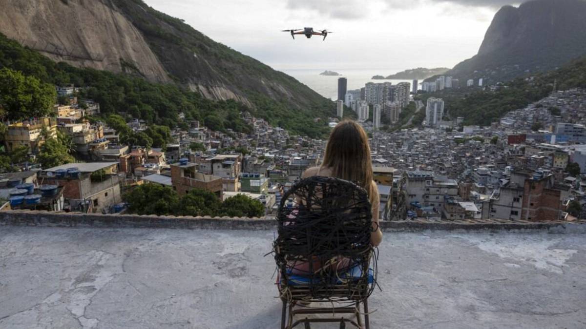 El video viral que está llevando a miles de turistas a sentarse en el corazón de las favelas 