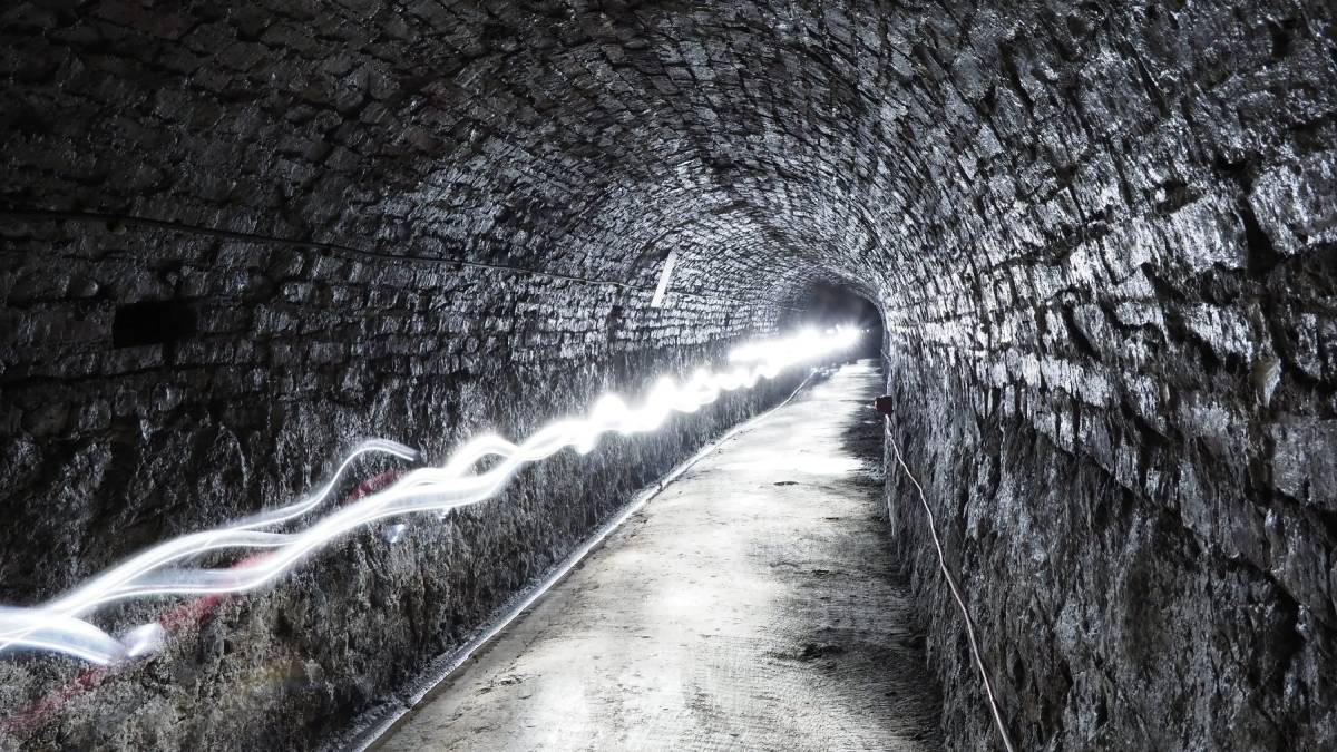 El túnel secreto bajo Newcastle que pasó de mina de carbón a refugio de guerra y hoy sorprende a miles de turistas