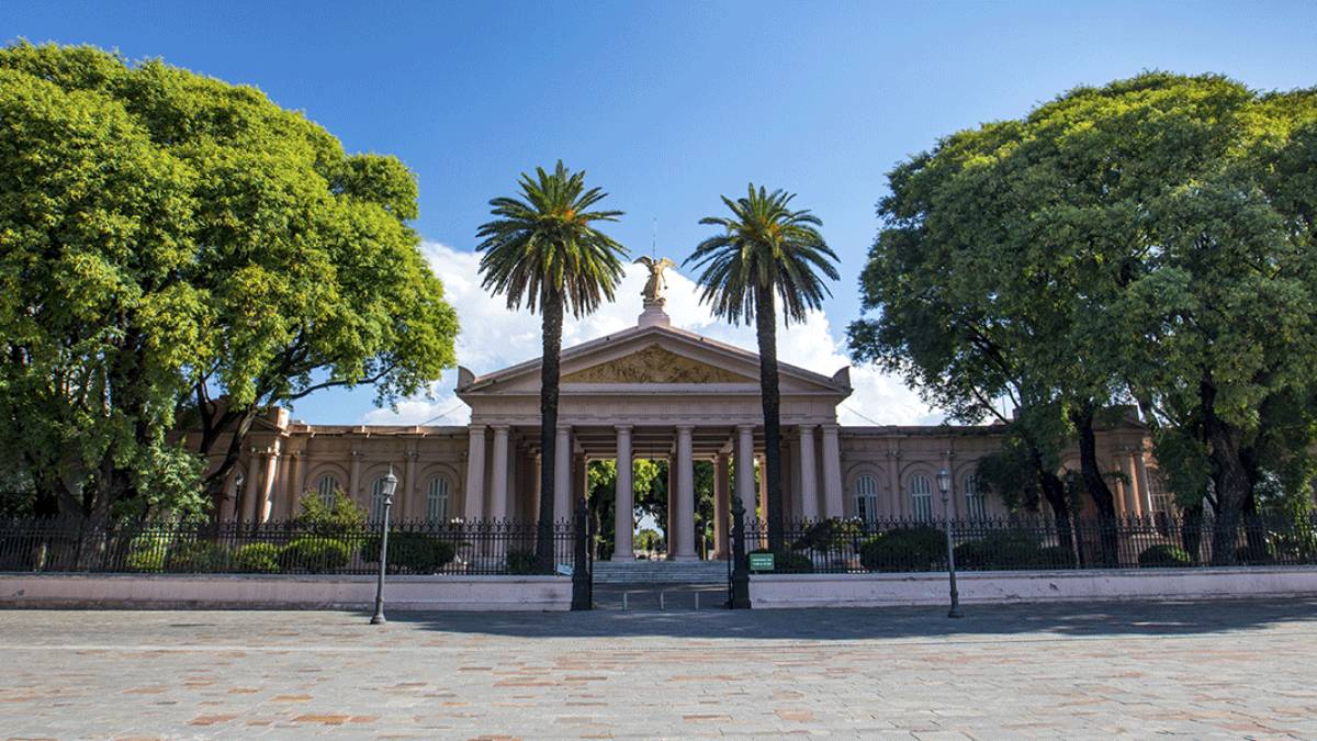 El cementerio porteño donde miles de turistas buscan tumbas de famosos y figuras históricas
