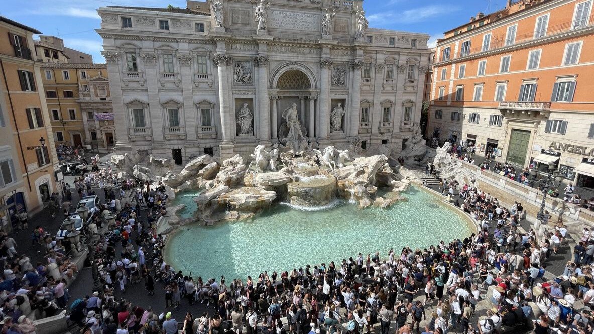 Turistas y polémica en la Fontana di Trevi: el símbolo de Roma vuelve al centro del debate