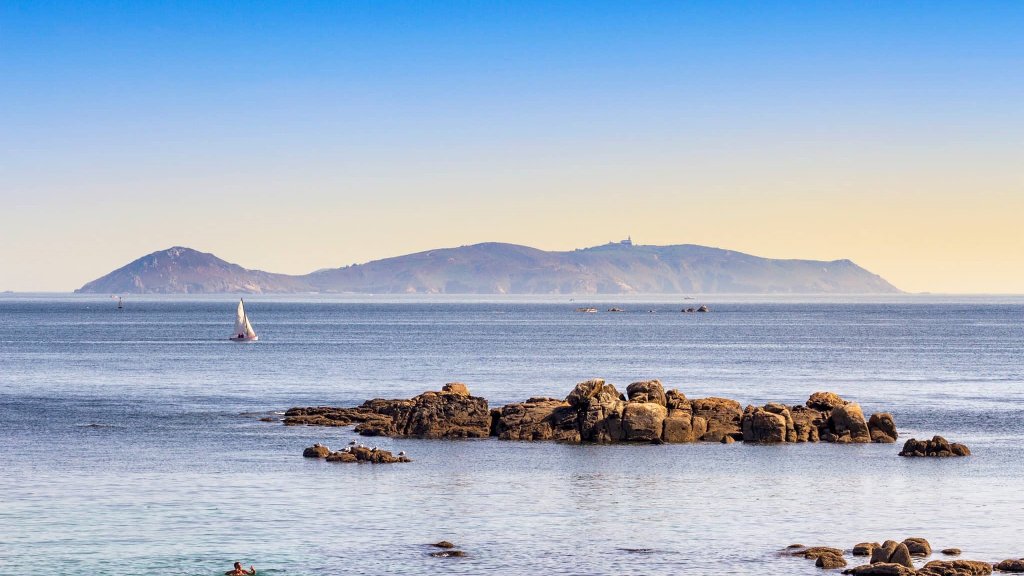 Isla de Ons: playas vírgenes, senderos y gastronomía en uno de los tesoros ocultos de Galicia