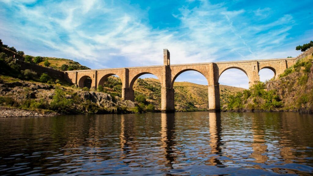El puente romano que sobrevivió a incendios y sigue desafiando al tiempo