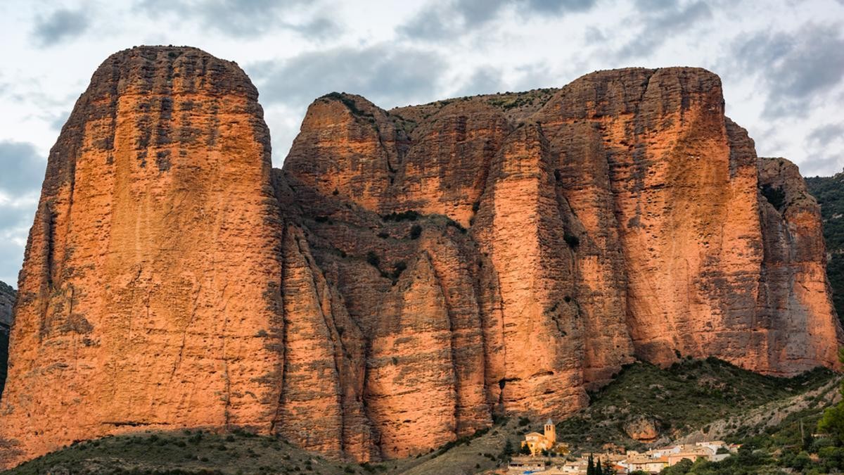 Los Mallos de Riglos: el paisaje de Aragón que recuerda a los Alpes y sorprende por sus paredes de vértigo