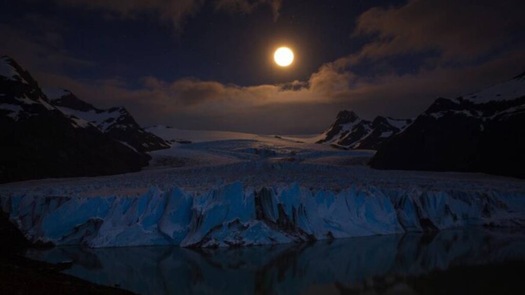 El Calafate apuesta al turismo nocturno con nuevas visitas al Glaciar Perito Moreno bajo la luna llena
