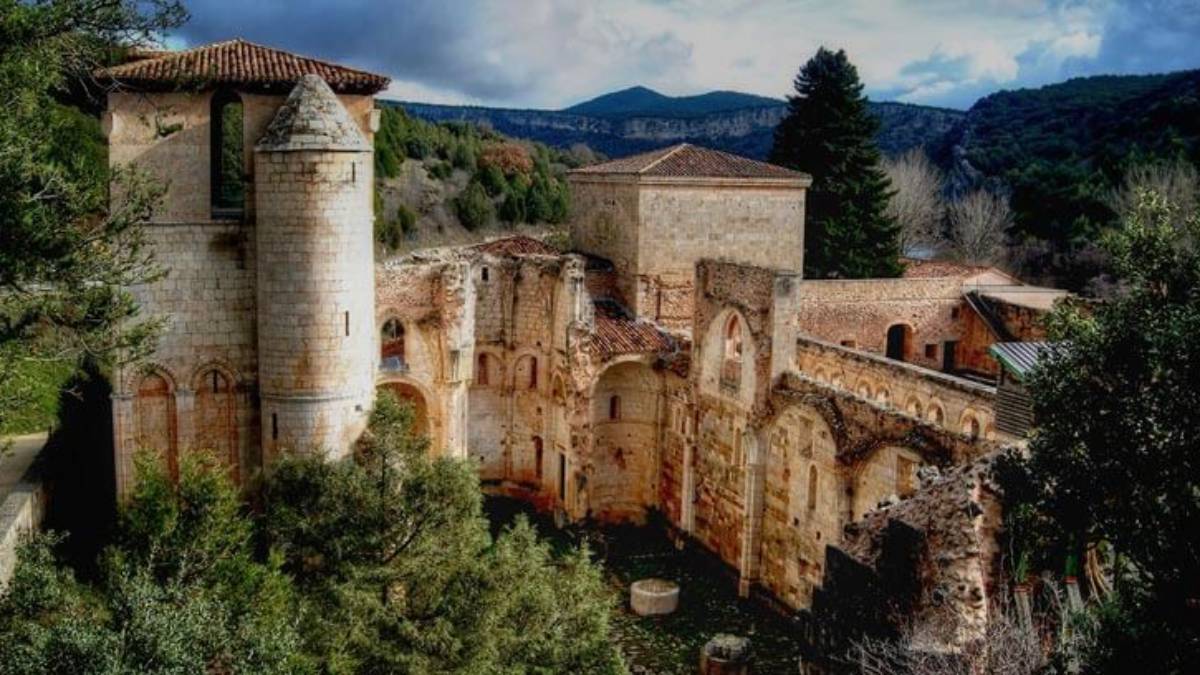 Primavera en Arlanza: el valle burgalés que se tiñe de blanco y verde
