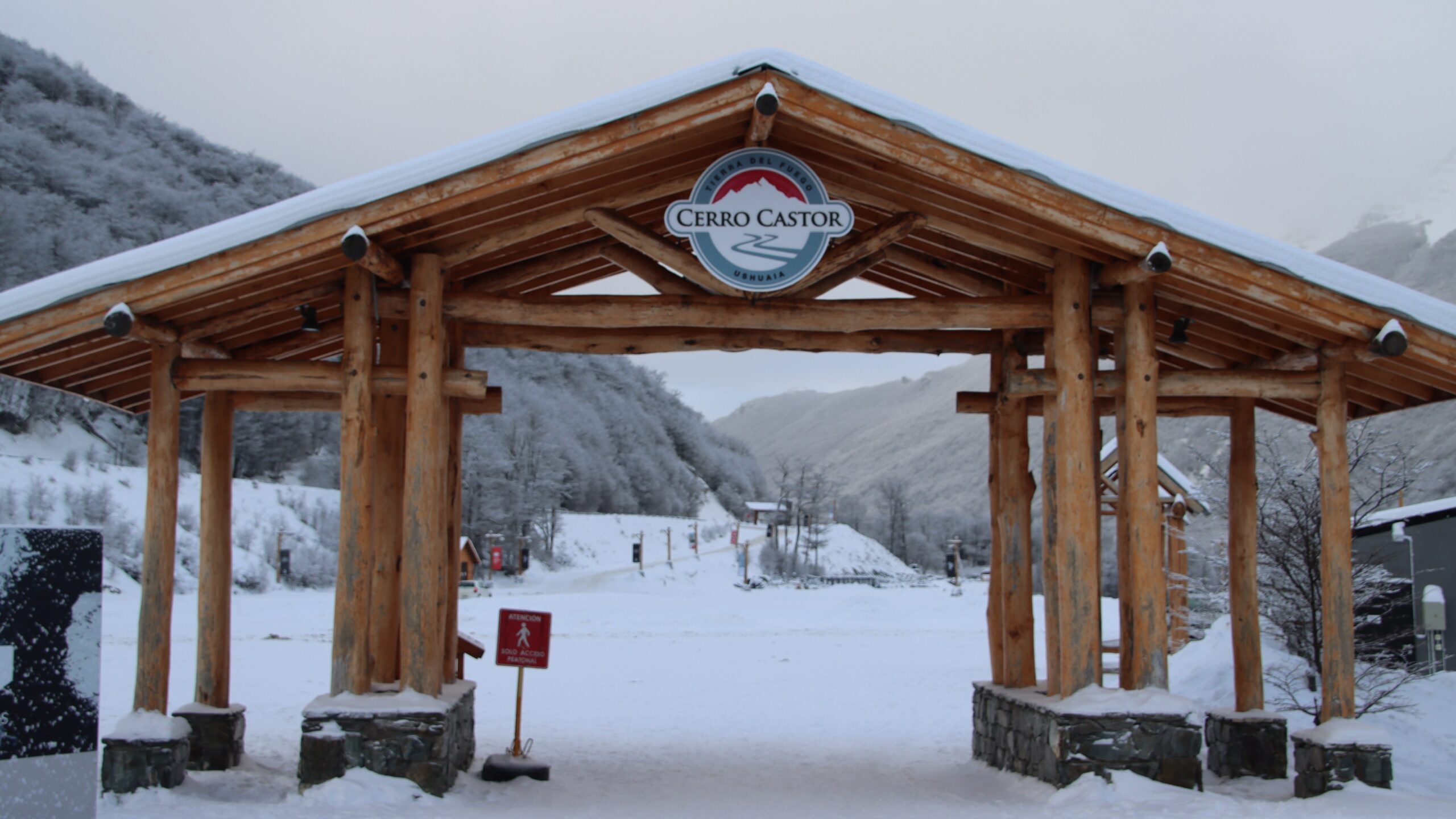 Cerro Castor con las primeras nevadas, abre el invierno con Morada del Águila, el restaurante más importante del centro de esquí más austral del mundo