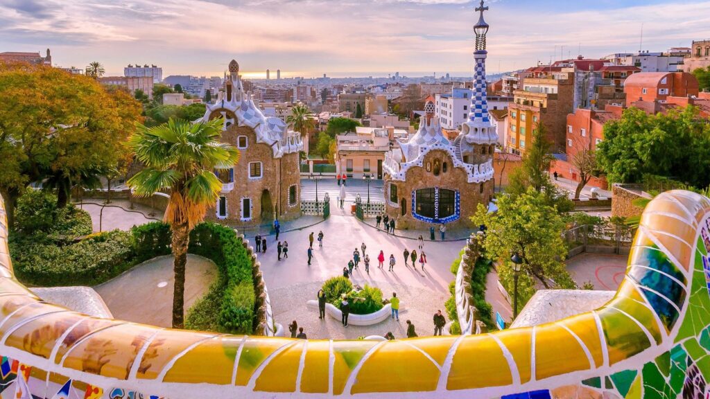 Palma de Mallorca, Málaga y Barcelona lideran las escapadas de última hora elegidas por los españoles este verano