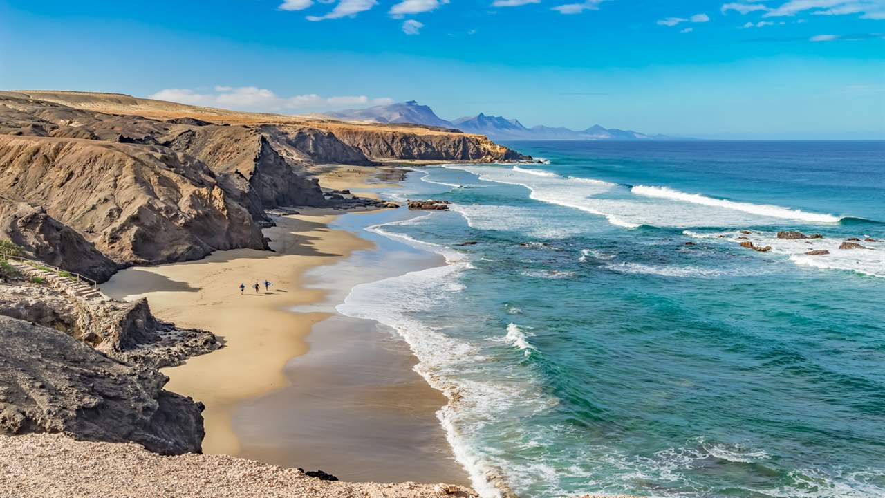 Canarias pierde 164.000 turistas en tres meses y enfrenta un cambio de tendencia en su mercado internacional