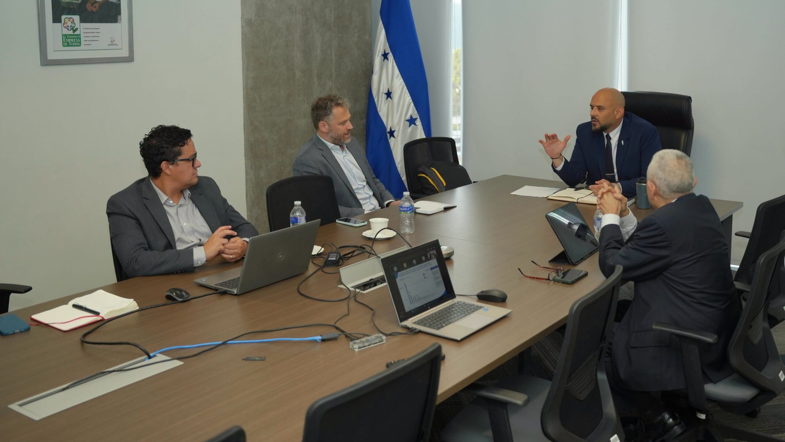 Honduras analiza alternativas para ampliar la conectividad aérea