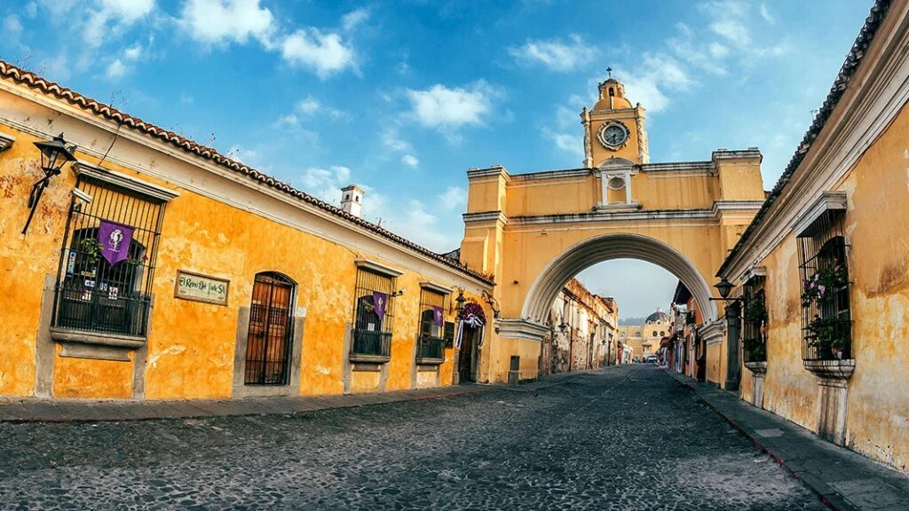 Antigua Guatemala, la ciudad colonial que conserva su historia a los pies de los volcanes