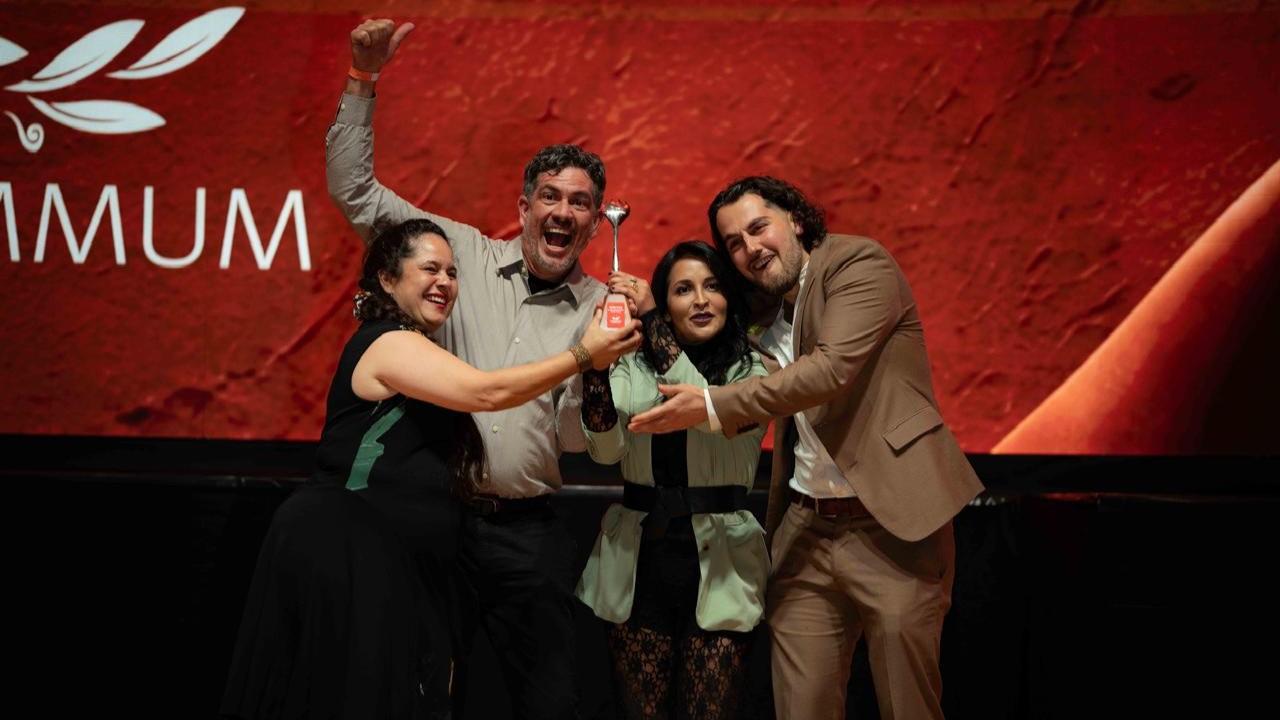 Valentina Álvarez brilla en los Premios SUMMUM Ecuador 2026, una noche de emoción y orgullo gastronómico